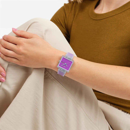 Swatch Armbanduhr am Handgelenk: transparentes Band, violettes Zifferblatt mit grünen Zeigern