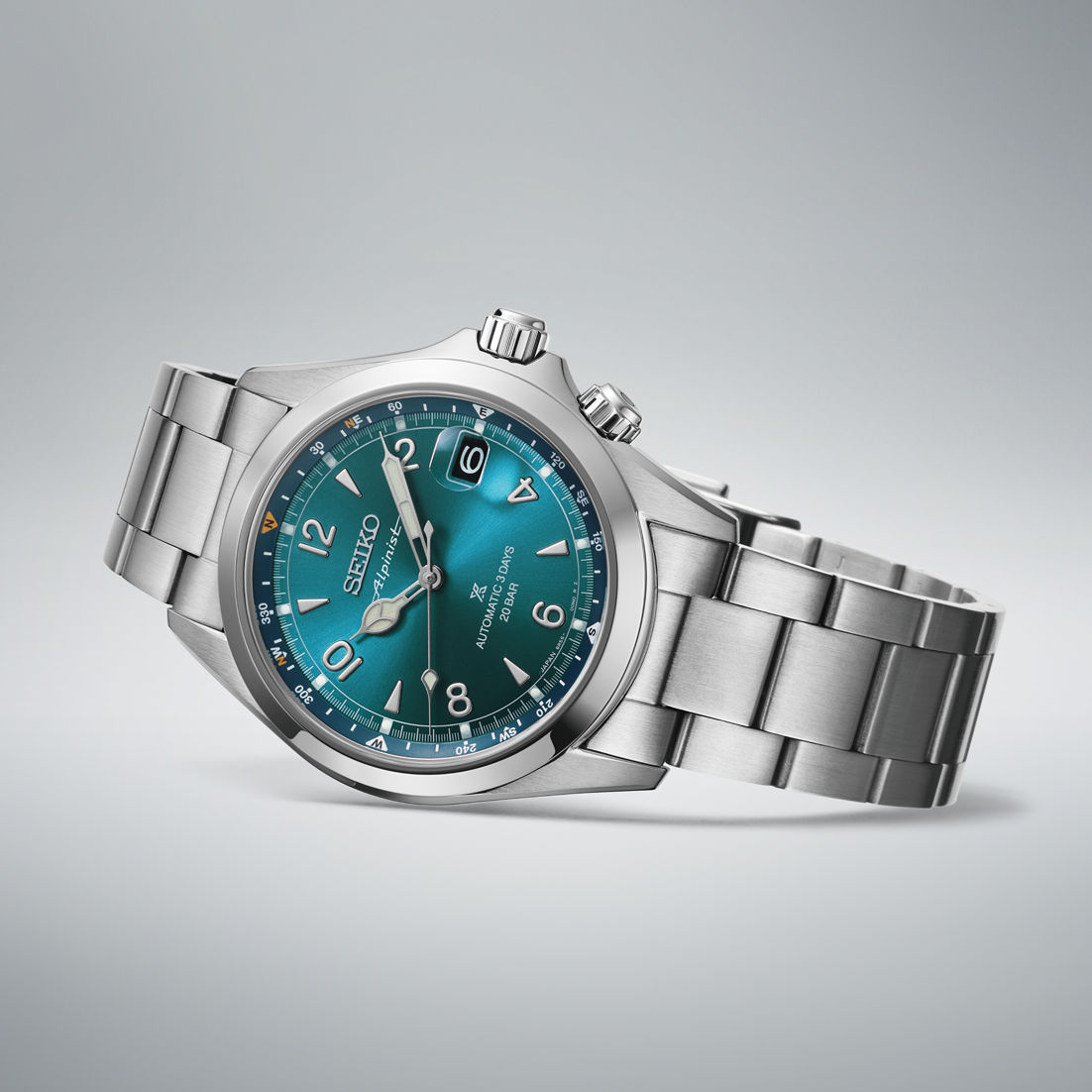 Seiko Prospex herrur med turkos urtavla och metallarmband, snedvy