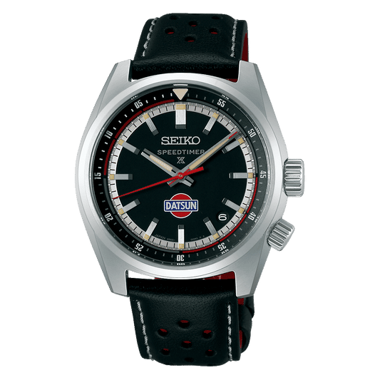 Seiko Prospex herrklocka med svart urtavla, röd accentvisare och läderarmband.