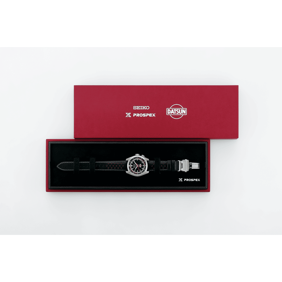 Seiko Prospex herrklocka i öppet fodral, med Datsun-tryck och läderarmband.