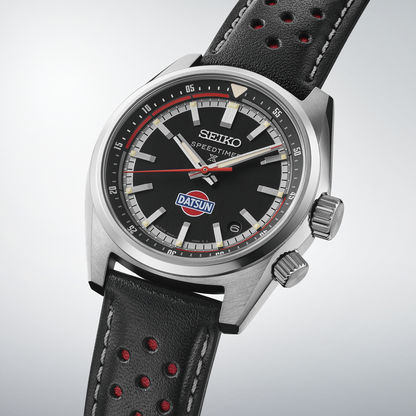 Seiko Prospex herrur med svart urtavla, röda accenter och svart läderarmband.