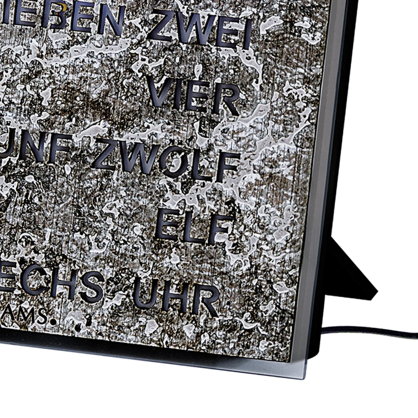 Väggklocka med ordvisning i sned vinkel, silverfärgad LED-textyta och svart ram