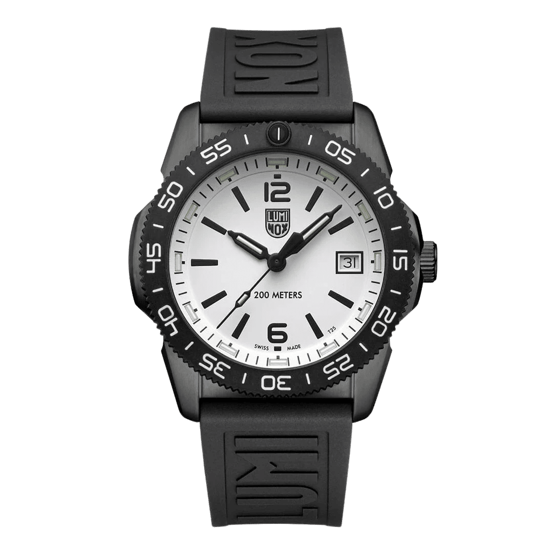 Luminox dykarklocka med vit urtavla, svarta visare och datumfönster vid 3