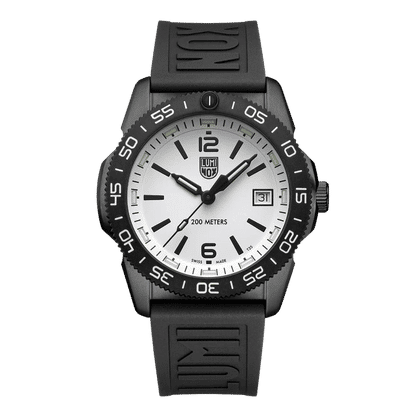 Luminox dykarklocka med vit urtavla, svarta visare och datumfönster vid 3