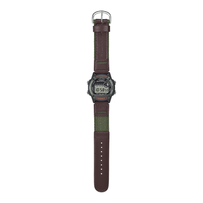 Casio Digital-Armbanduhr mit schmalem braunem Lederarmband und rundem Gehäuse von der Seite