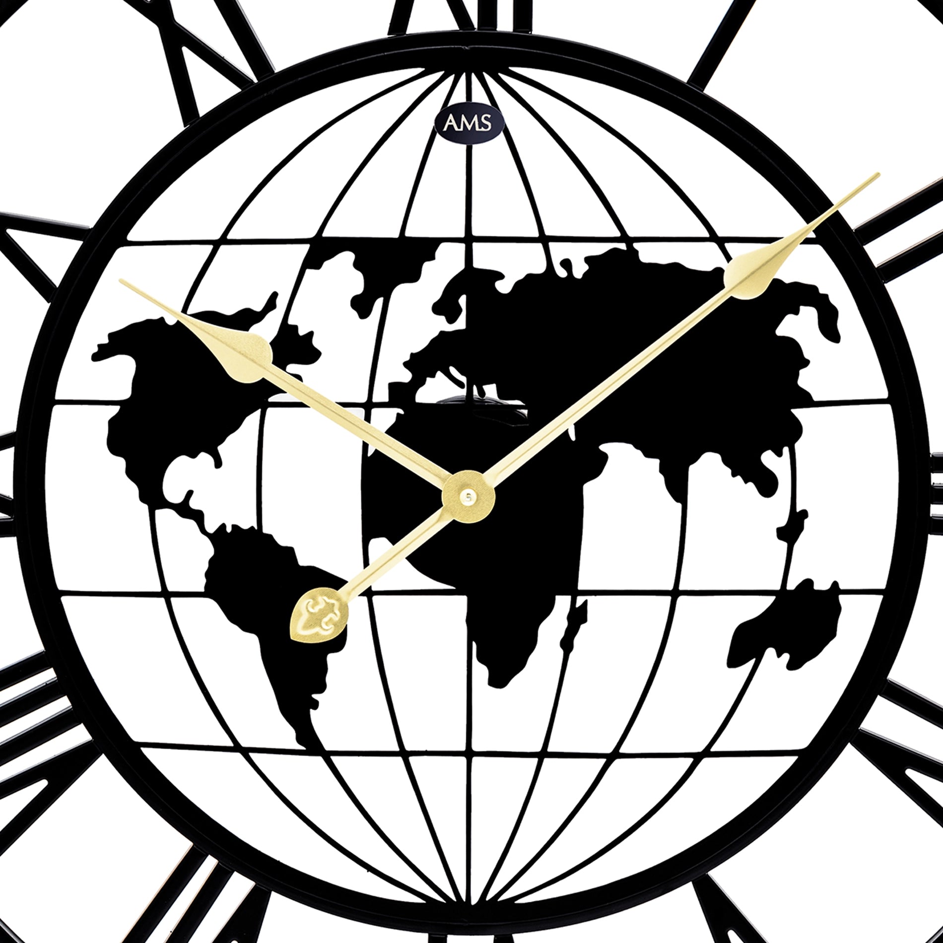 Väggklocka med rund jordglobskarta, svart kontinenttryck och guldfärgade visare