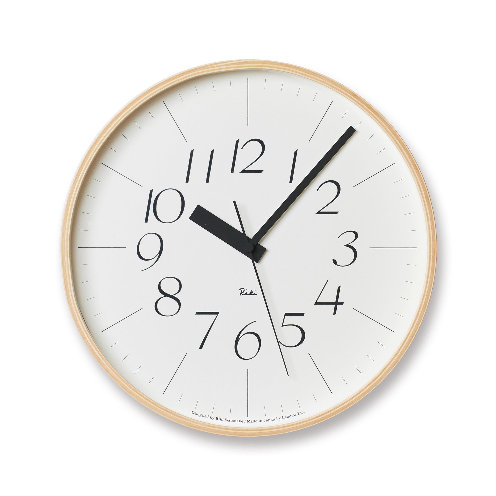 Runde Wanduhr mit weißem Zifferblatt, goldfarbener Umrandung und schwarzen Zeigern