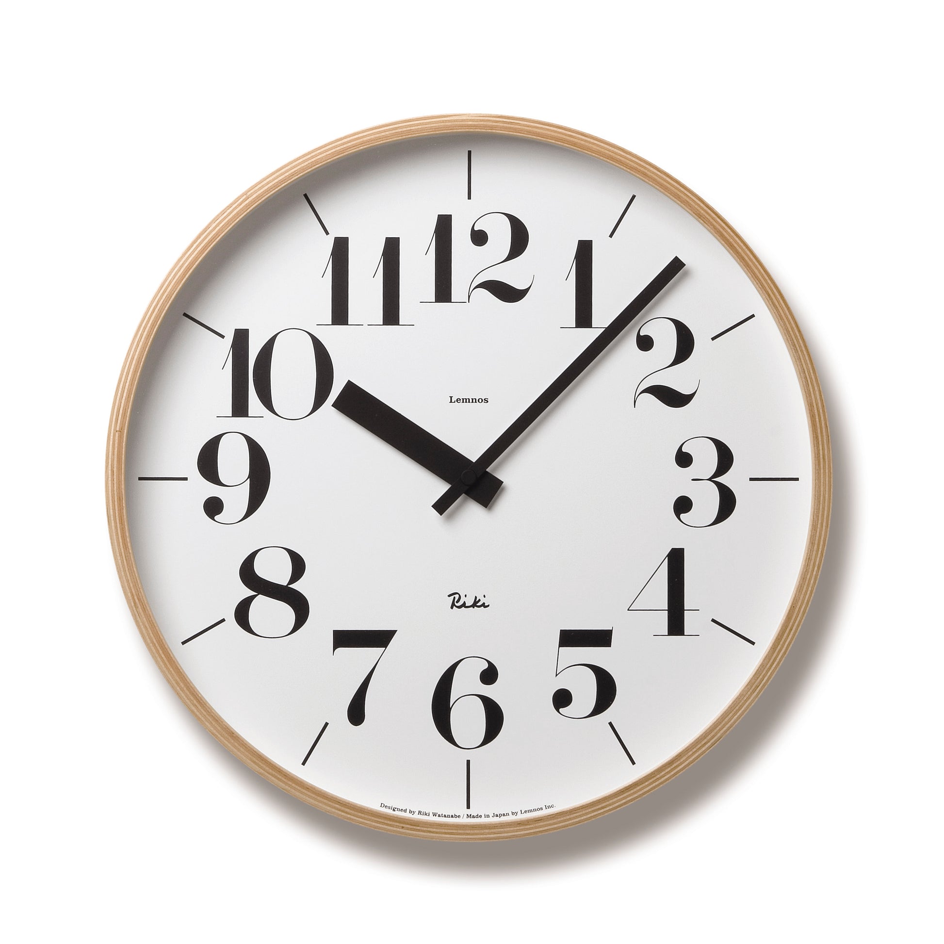 Wanduhr aus Naturholz mit weißem Zifferblatt, großen schwarzen Ziffern und Zeigern, Lemnos Riki