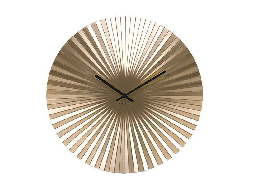 Väggklocka med gyllene solfjäderdesign och svarta visare, rund