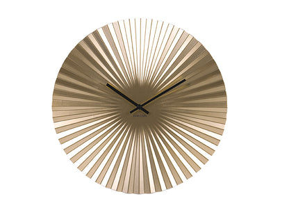 Väggklocka med gyllene solfjäderdesign och svarta visare, rund