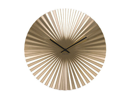 Väggklocka med gyllene solfjäderdesign och svarta visare, rund