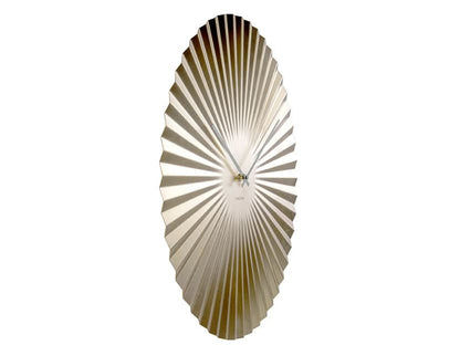 Guld färgad väggklocka med solfjäderformad relief, radiell design och kvartsurverk