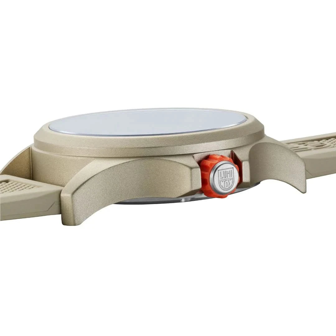 Herrklocka med krona, röd knapp och beige boett; beige band med prägling