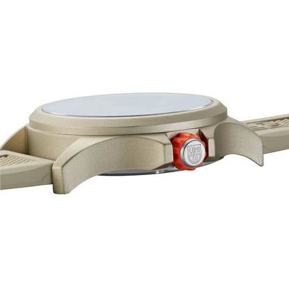 Herrklocka med krona, röd knapp och beige boett; beige band med prägling