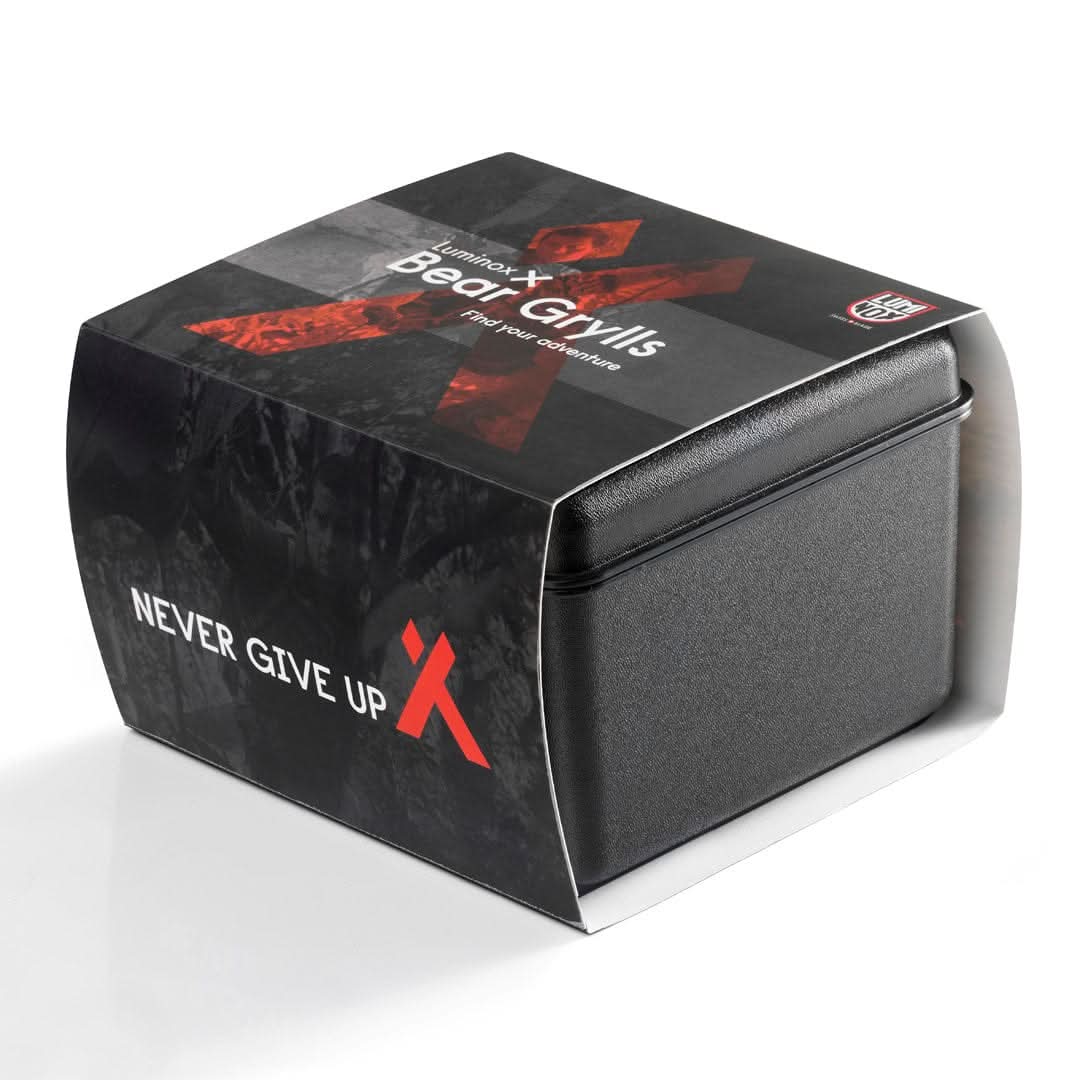 Luminox Bear Grylls klockförpackning, svartgrå med röd logotyp och text