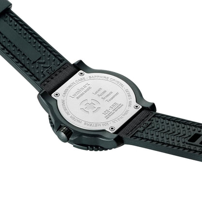 Herrklocka med skruvad boett och svart textilarmband, sedd från baksidan