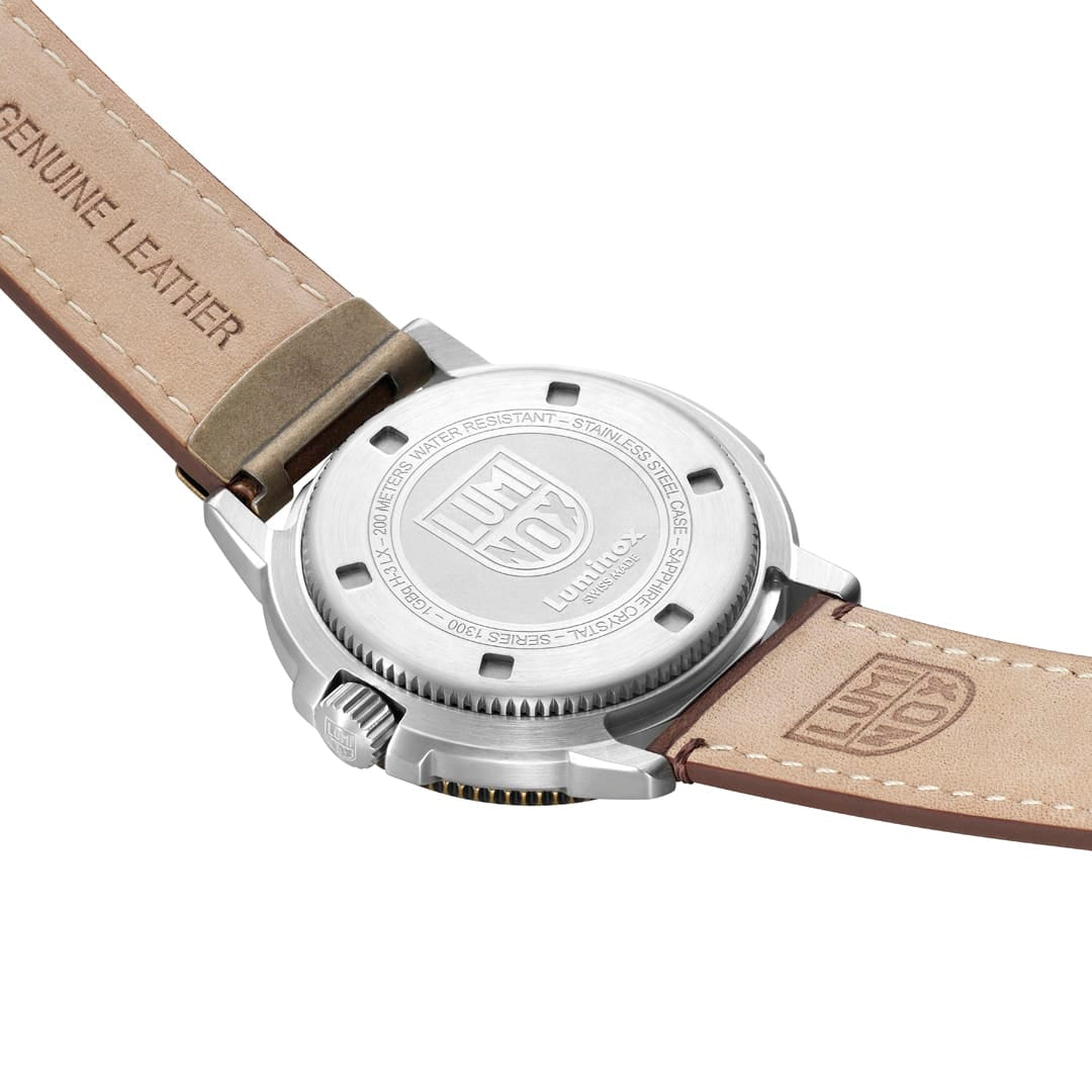 Luminox Herrenarmbanduhr: runder Edelstahlboden mit Prägung, braunes Lederarmband