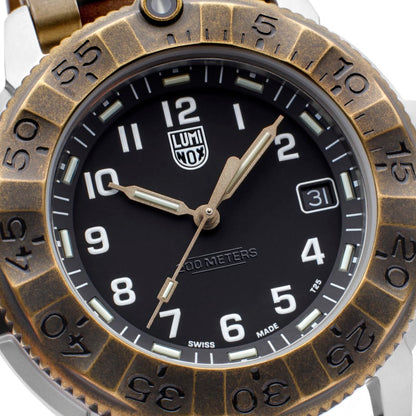 Luminox Herrenarmbanduhr im Detail: schwarzes Zifferblatt, Datumsfenster, braun-goldene Lünette