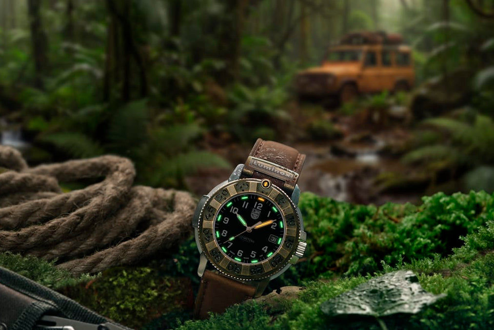 Luminox Herrenarmbanduhr mit braunem Lederarmband, schwarzem Zifferblatt und grüner Beleuchtung