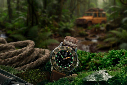 Luminox Herrenarmbanduhr mit braunem Lederarmband, schwarzem Zifferblatt und grüner Beleuchtung