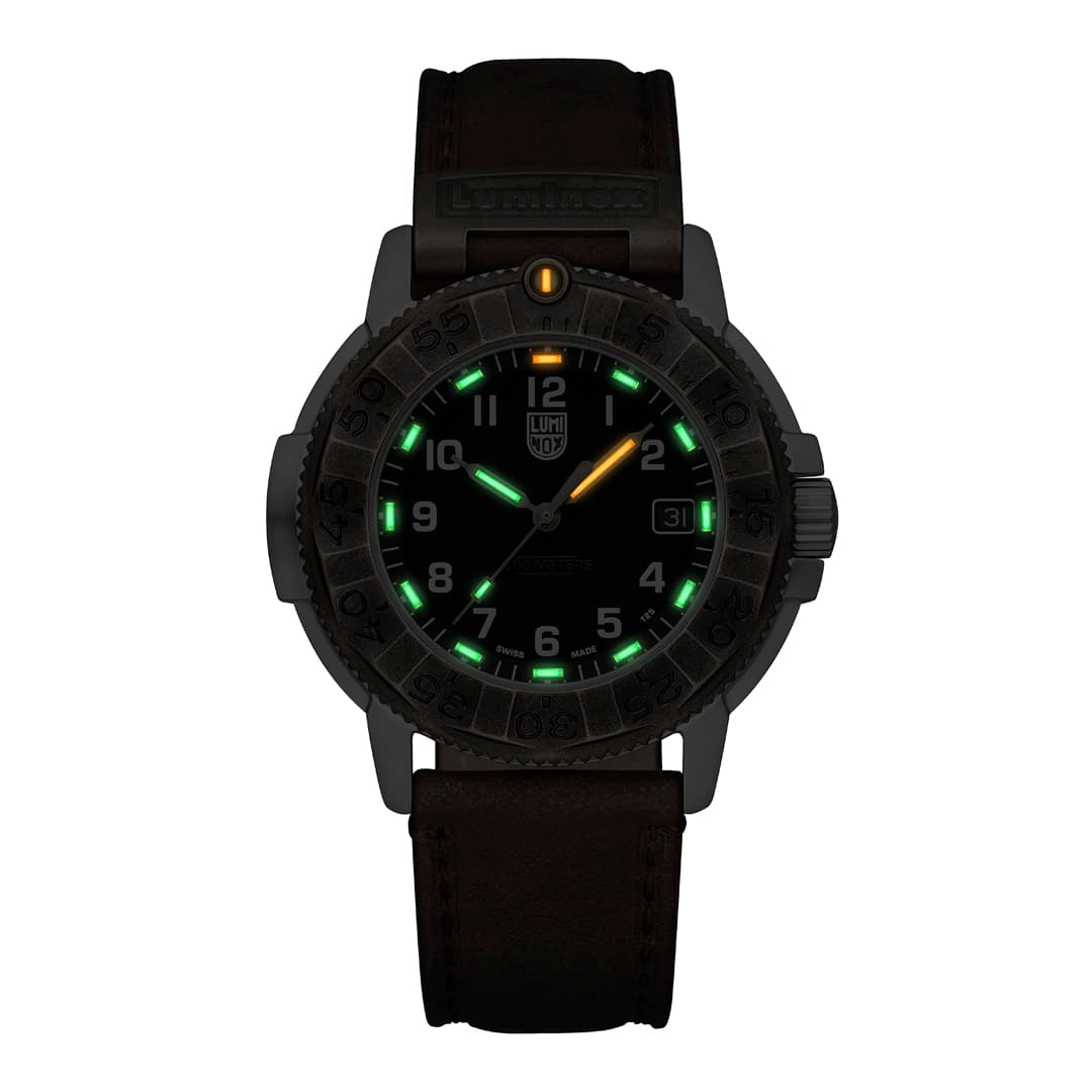 Luminox Herrenarmbanduhr mit schwarzem Gehäuse und braunem Lederarmband, grün leuchtend