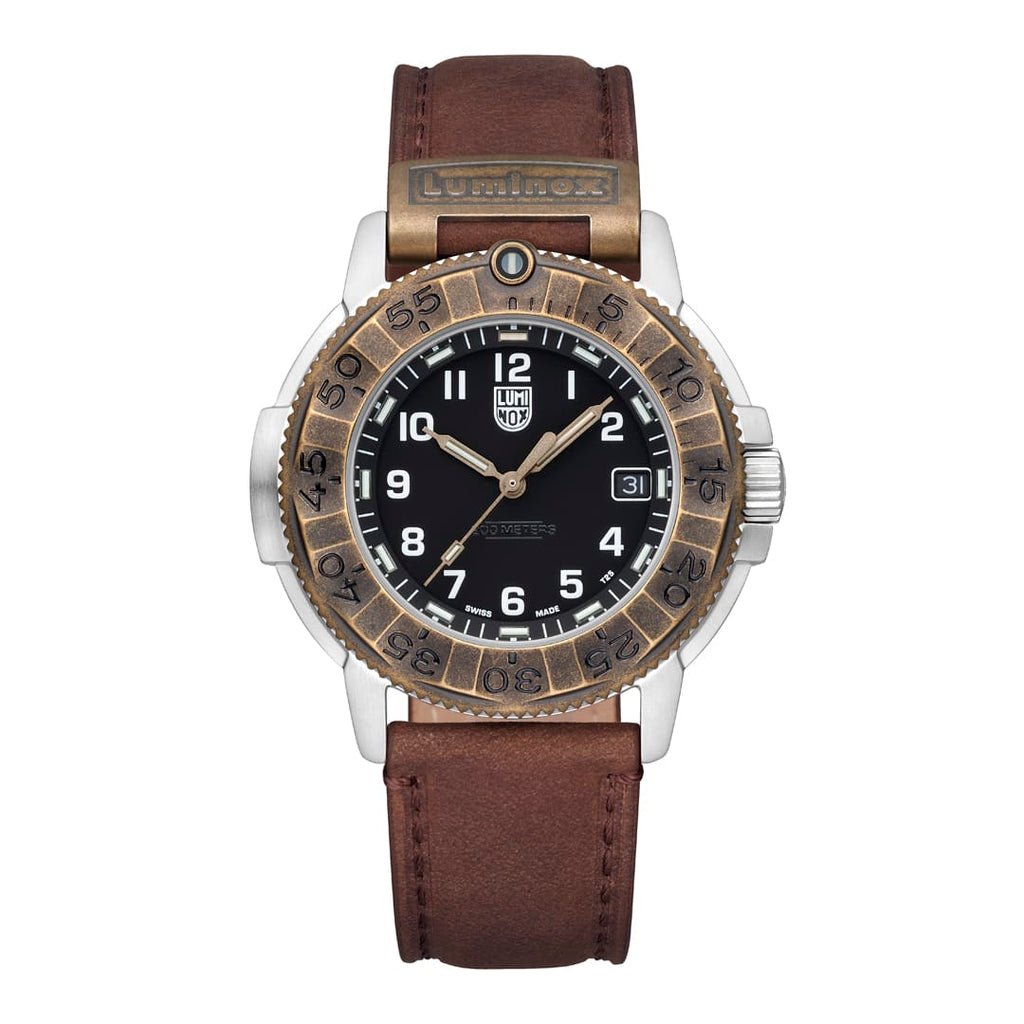 Luminox Herrenarmbanduhr mit braunem Lederarmband, schwarzem Zifferblatt und Gold-Lünette