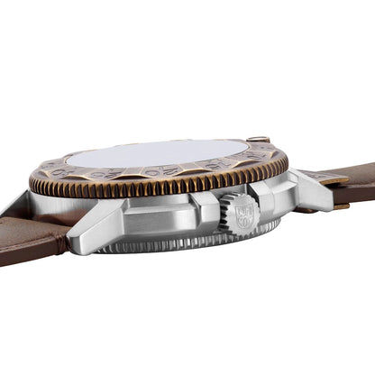 Luminox Herrenarmbanduhr seitlich: Edelstahlgehäuse mit Krone, braunes Lederarmband
