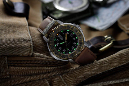 Luminox Herrenarmbanduhr am braunen Lederarmband, schwarzes Zifferblatt mit grünen Markierungen