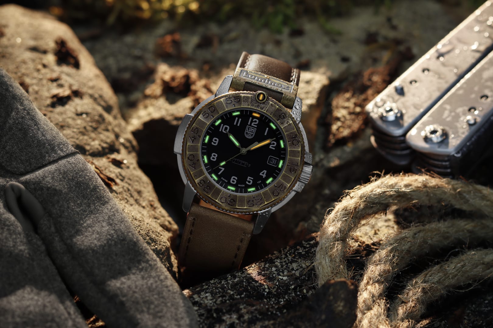 Luminox Herrenarmbanduhr mit braunem Lederarmband, schwarzer Lünette und grünen Indizes