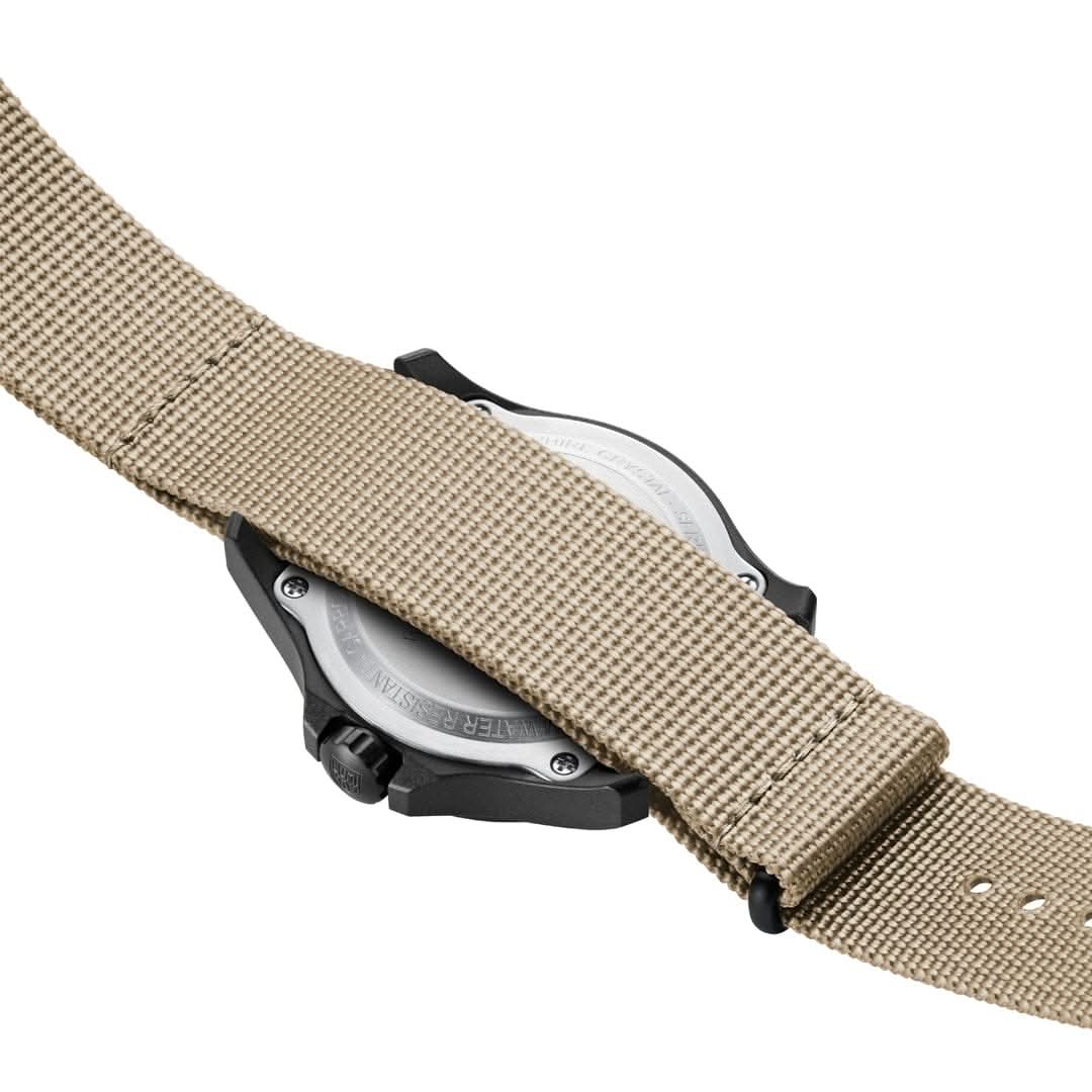 Herrklocka med beige tygarmband och svart boett, sidovy.