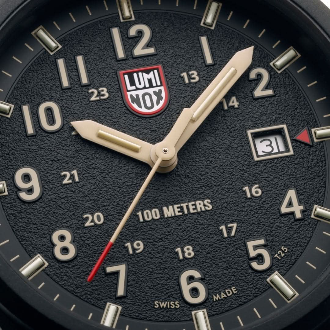 Herrururtavla med LUMINOX-logotyp, datumfönster och beige visare