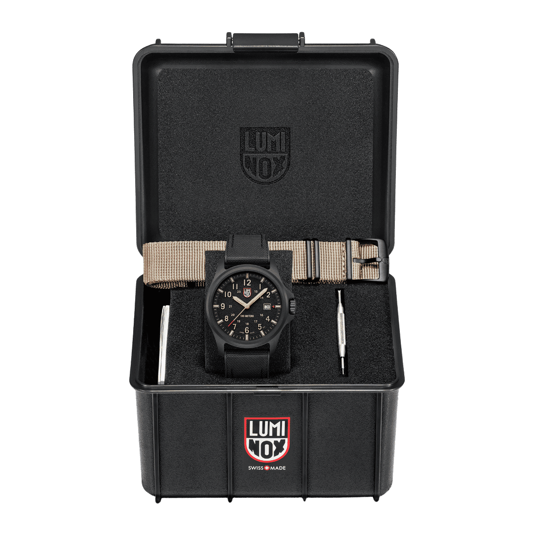 Herrklocka i svart klockbox med svart armband och beige tygremsa