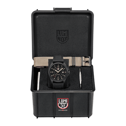 Herrklocka i svart klockbox med svart armband och beige tygremsa