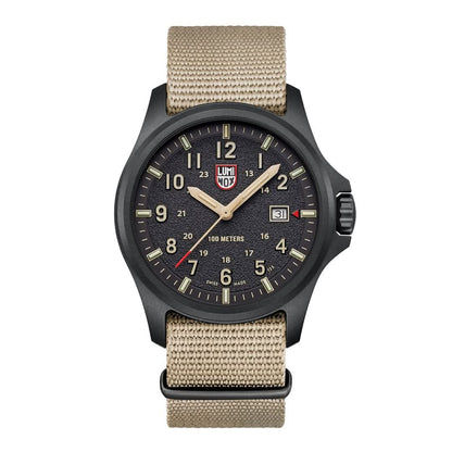 Herrklocka med beige textilarmband och svart boett, självlysande siffror