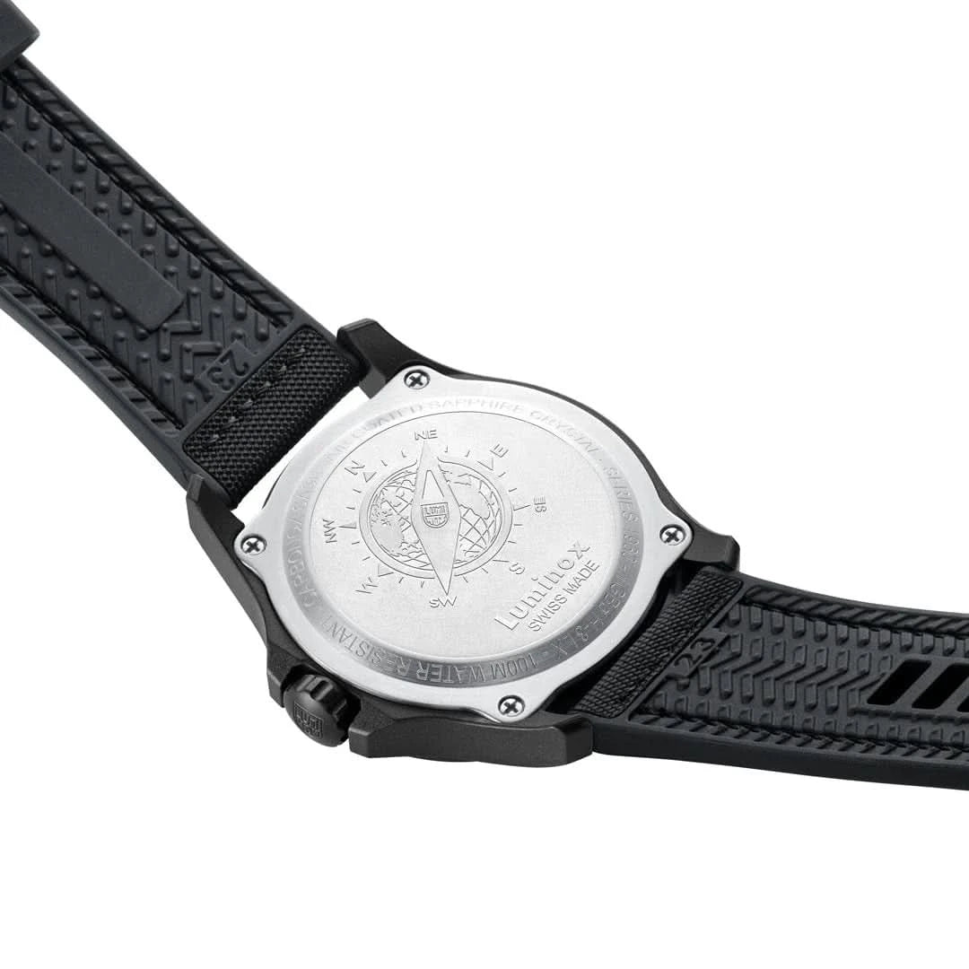 "Luminox herrklocka med svart armband och silverfärgad bakboett med gravyr"