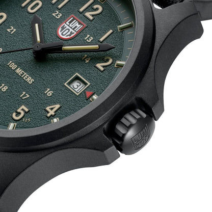Detaljerad vy av Luminox herrklocka: krona och boettkant, text på armbandet, index