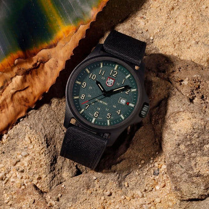 Luminox herrklocka med grön urtavla, självlysande index, svart boett och textilband