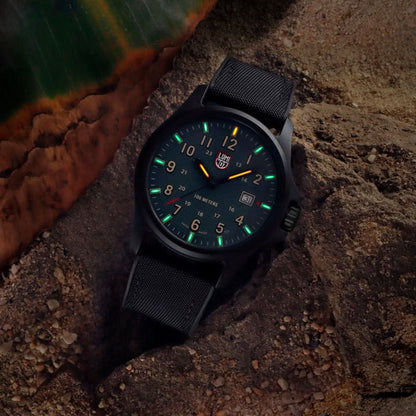 Luminox herrklocka med svart textilarmband, svart boett, självlysande gröna siffror