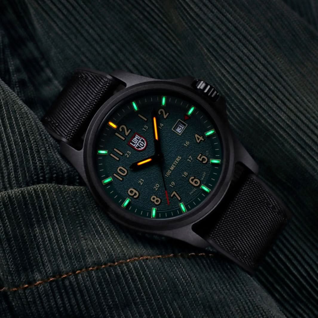 Luminox herrklocka på handleden, runt svart hölje, självlysande visare och gröna index
