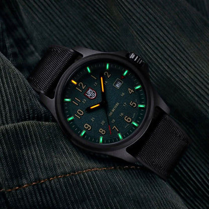 Luminox herrklocka på handleden, runt svart hölje, självlysande visare och gröna index