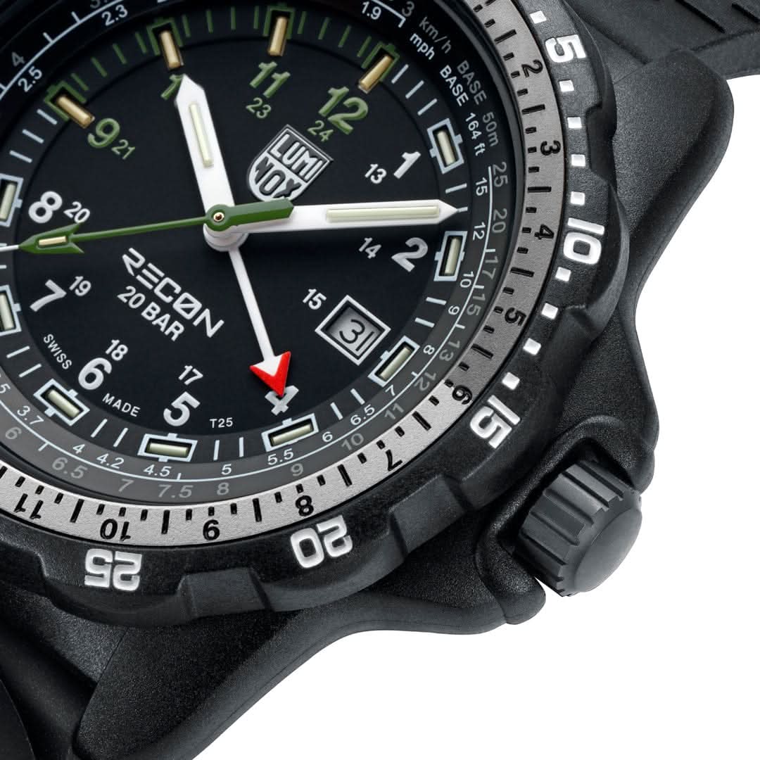 Luminox RECON-herrur från sidan: krona och svart boett, svart ring, grönt fokus