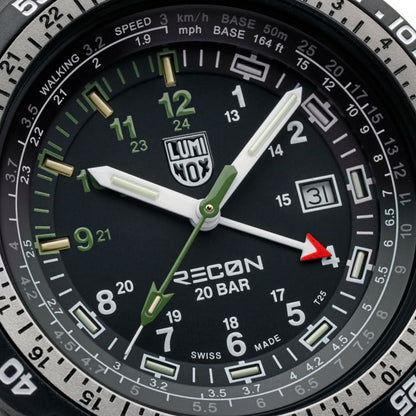 Närbild på Luminox RECON-klocka för herrar: svart urtavla med självlysande gröna index