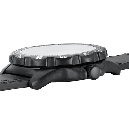Luminox RECON-herrur från ovan: svart infattning och boett med bandfäste