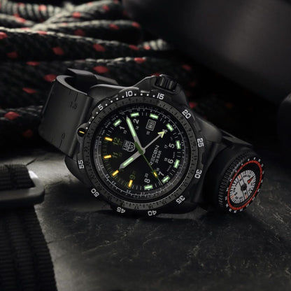 Luminox RECON herrklocka i svart med självlysande gröna visare och vadderat armband
