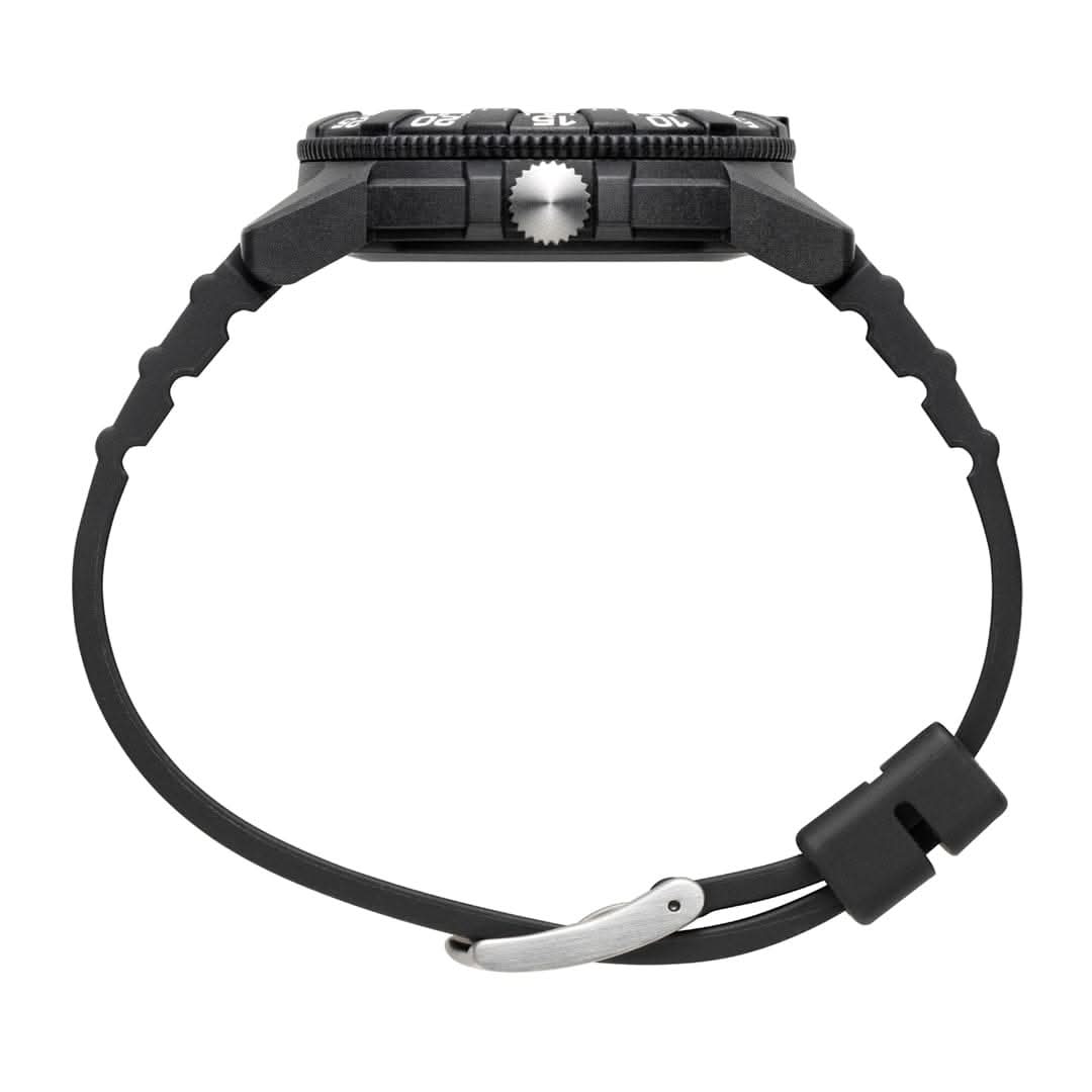 Armband med justerbart stiftspänne: svart plastband, metallstift, sidögla