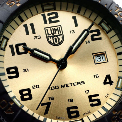 Närbild av urtavla: beige design, LUMINOX-logotyp, datum vid 3 och svarta visare