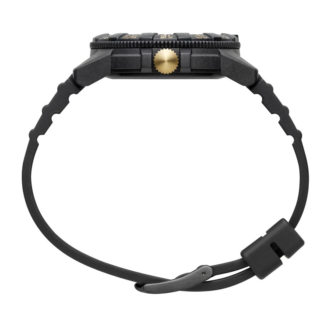 Luminox herrklocka med svart silikonarmband, synligt boett och krona