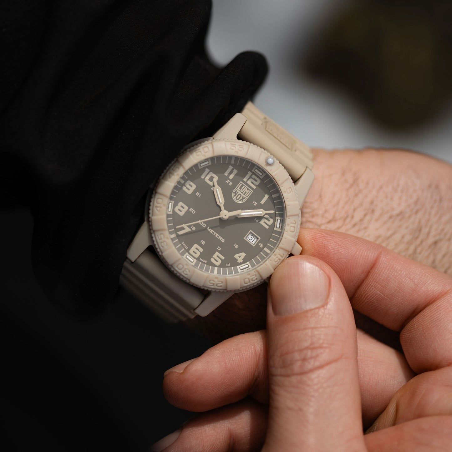 Luminox herrklocka med beige armband, runt boett och mörk urtavla