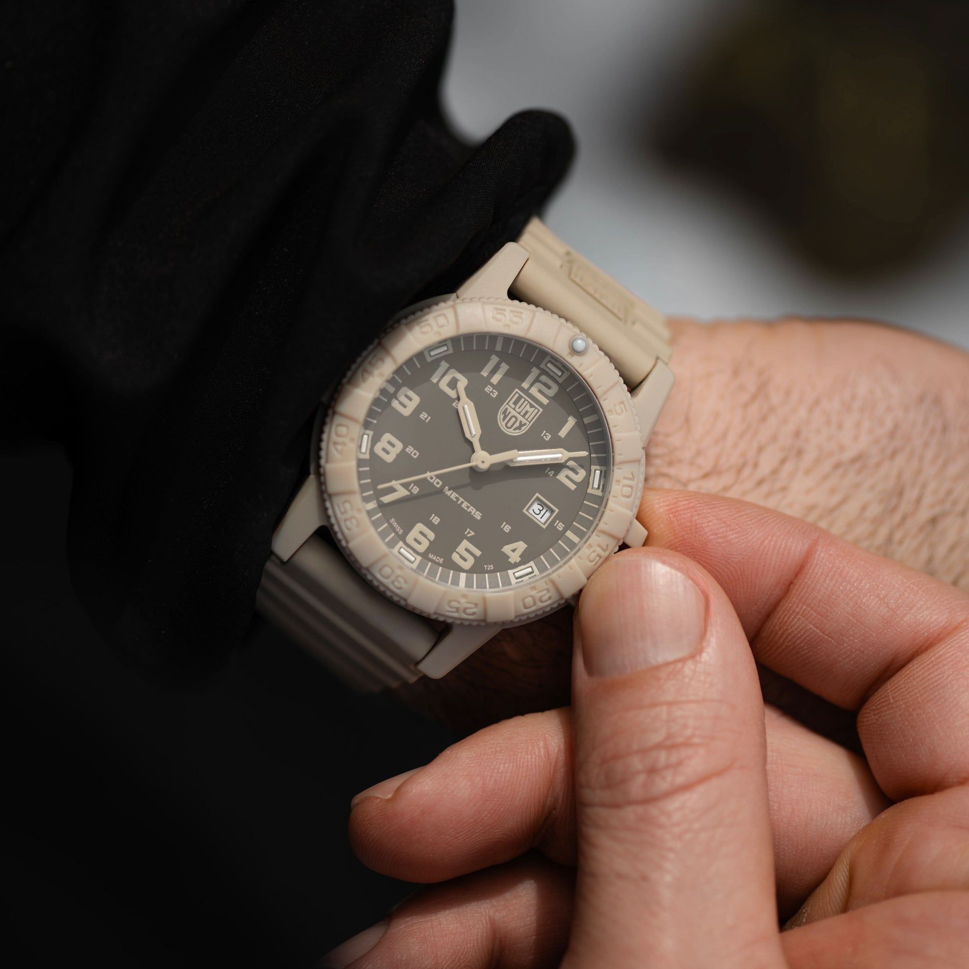 Luminox herrklocka med beige armband, runt boett och mörk urtavla