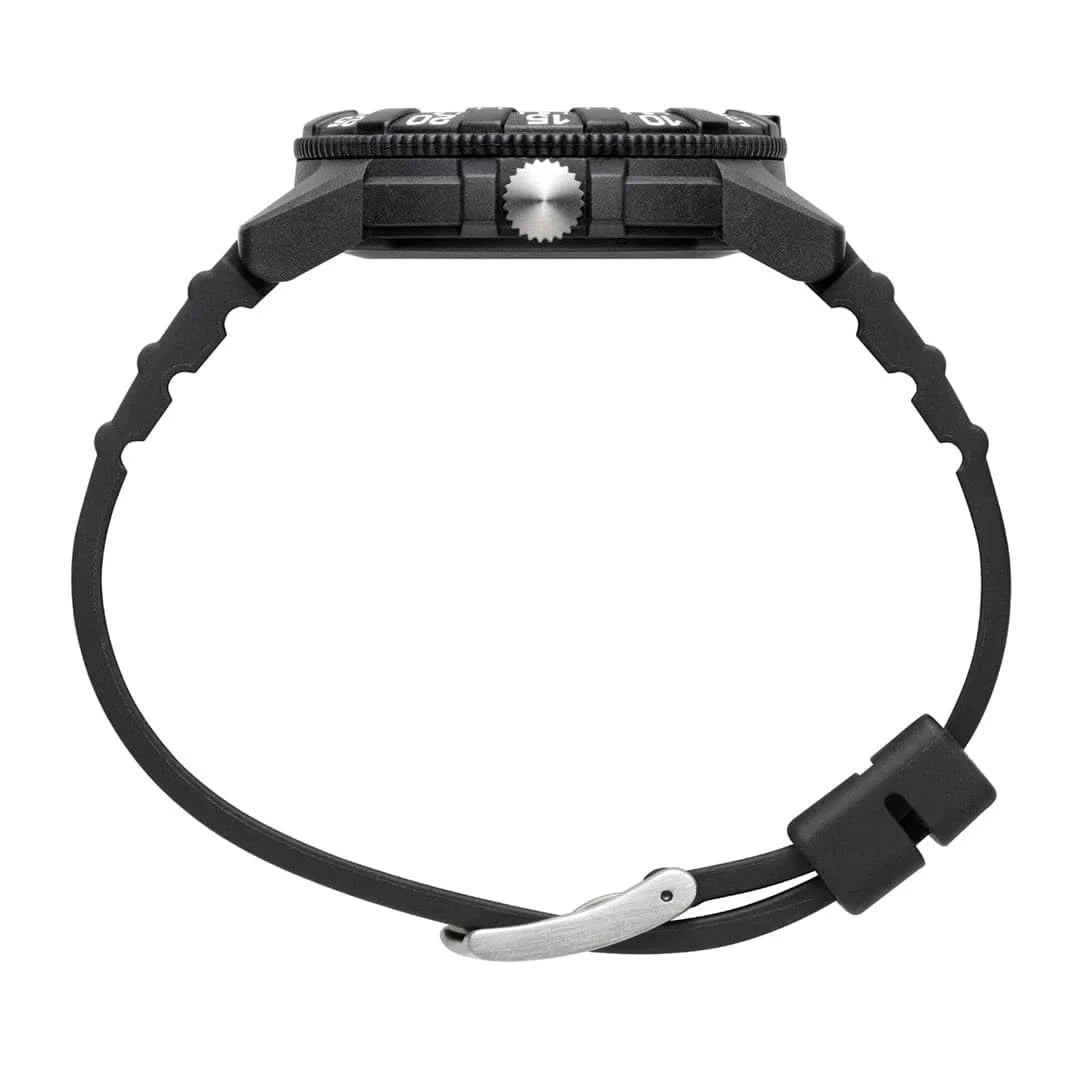 Sportklocka bakifrån: svart armband med stiftspänne och central övre boettkant
